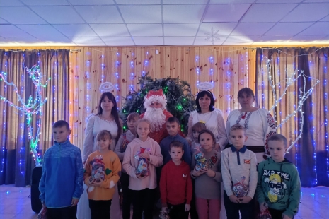 Яскраві моменти зустрічі діток зі Святим Миколаєм.