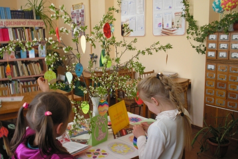Читачі поспішають до бібліотеки 