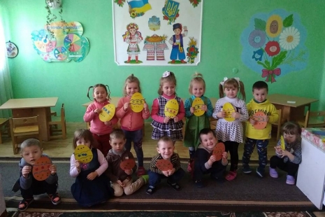 Недалечко, червоне яєчко