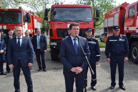 Геннадій Зубко вручив ключі від пожежного автомобіля голові Бугринської ОТГ