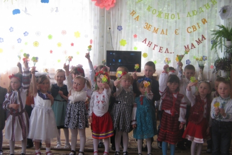 Матусю привітаємо, їй пісню заспіваємо